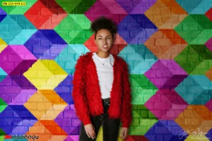 วอลเปเปอร์ลายเรขาคณิตสีรุ้งแบบกราฟิกสดใสติดผนังอิฐหลากสีเหมาะสำหรับร้านอาหารและพื้นที่เชิงพาณิชย์สร้างจุดเช็คอิน