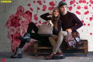 วอลเปเปอร์ลายดอกกุหลาบสีชมพูโรแมนติกและกลีบกุหลาบโปรยสไตล์วินเทจติดผนังอิฐสีขาวเหมาะสร้างจุดถ่ายภาพคู่ในร้านกาแฟและพื้นที่เชิงพาณิชย์