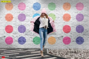 วอลเปเปอร์ลายวงกลมจุดสีพาสเทลหลากสีสไตล์มินิมอลสดใสติดผนังอิฐสีขาวเหมาะสร้างจุดถ่ายภาพในร้านเสื้อผ้าและพื้นที่เชิงพาณิชย์สไตล์โมเดิร์น