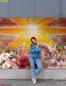 วอลเปเปอร์ลายสตรีทอาร์ต ผสมผสานลายอิฐเรขาคณิตสีเหลืองและดอกไม้สดใสสไตล์วินเทจเหมาะตกแต่งร้านค้าและสร้างพื้นที่ถ่ายภาพสวย