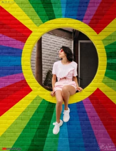 ภาพศิลปะลายเรขาคณิตวงกลมสีเหลืองรุ้งสไตล์กราฟิกสดใสบนผนังอิฐหลากสีเหมาะตกแต่งร้านค้าและสร้างจุดเช็คอินที่โดดเด่นดึงดูดความสนใจ