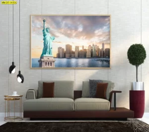 ภาพศิลปะเส้นขอบฟ้าเมืองริมอ่าวโทนอบอุ่นในกรอบไม้สีอ่อนช่วยเสริมบรรยากาศห้องนั่งเล่นโมเดิร์นให้ดูหรูหรามีน้ำหนักและเพิ่มมิติความลึกสู่สายตาผู้ชมทุกมุมมอง