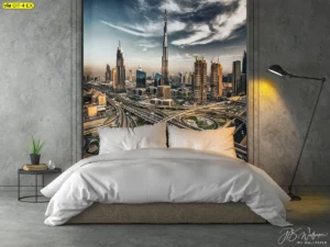 ภาพเส้นขอบฟ้าตะวันออกกลางโทนเทา-ทองยกความโอ่อ่าของเมืองสู่ห้องพักโรงแรมบูทีคพร้อมเน้นเส้นนำสายตาเข้าสู่เตียงเพื่อประสบการณ์พักผ่อนเหนือระดับ