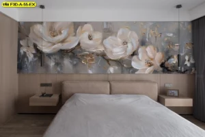 วอลเปเปอร์ศิลปะสามมิติลายดอกไม้ สีขาวและทองสำหรับห้องนอน ผสมผสานเทคนิคจิตรกรรมสมัยใหม่บนผนังห้อง เพิ่มความหรูหราและโฟกัสให้กับพื้นที่พักผ่อนเหนือเตียงนอนขนาดใหญ่และช่วยสะท้อนรสนิยมของเจ้าของบ้านได้เป็นอย่างดี