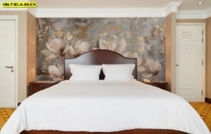 วอลเปเปอร์สามมิติลายดอกไม้ พื้นหลังสีเทาทอง เหมาะสำหรับตกแต่งห้องนอนหรือโรงแรมสไตล์โมเดิร์น ช่วยสร้างบรรยากาศสงบ เรียบหรูและช่วยขับเน้นหัวเตียงให้โดดเด่นด้วยศิลปะบนผนังที่ประณีตในทุกรายละเอียด