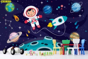 วอลเปเปอร์ห้องเด็กธีมอวกาศ โซนกิจกรรมสีสด นักบินอวกาศลอยตัวและดาวเคราะห์หลายดวง เหมาะวางหลังโต๊ะเรียน​