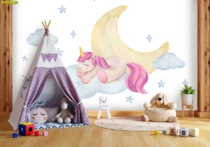 วอลเปเปอร์ห้องเด็กผู้หญิง ยูนิคอร์นหลับบนพระจันทร์กับก้อนเมฆ โทนม่วง-เหลืองพาสเทล เสริมบรรยากาศก่อนนอนของห้องเด็กหญิง