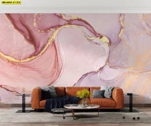 วอลเปเปอร์หินอ่อนสีชมพูม่วง ลายทอง สำหรับตกแต่งผนังห้องรับแขก ให้บรรยากาศหรูหรา ทันสมัยและเพิ่มความโดดเด่นให้โซฟาหนัง การออกแบบเน้นลวดลายแนวศิลปะร่วมสมัยที่ดูมีมิติ เหมาะสำหรับบ้านที่ต้องการความสวยงามเฉพาะตัว