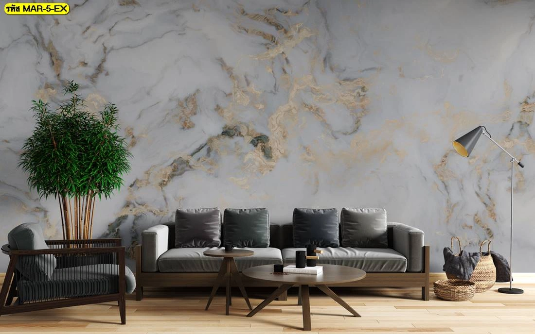 วอลเปเปอร์หินอ่อนขาวทอง ดีไซน์โมเดิร์นโปร่งสุขุม สำหรับแต่งผนังห้องนั่งเล่นเฟอร์นิเจอร์โทนเข้ม เพิ่มบรรยากาศหรูหราให้ห้องดูทันสมัย