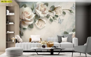 วอลเปเปอร์ดอกกุหลาบครีมเรียงตัวตามกิ่งไม้ พร้อมผีเสื้อโทนพาสเทลด้านหลังโซฟาห้องรับแขก ช่วยเติมความอบอุ่นอ่อนหวานให้พื้นที่นั่งเล่น เหมาะกับบ้านและคอนโดโทนสีกลางที่ต้องการผนังสไตล์โมเดิร์นคลาสสิก​