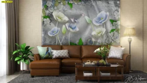 วอลเปเปอร์ดอกไม้โทนฟ้าเขียวบนฉากเทาแต่งผนังหลังโซฟาหนังสีน้ำตาลในห้องรับแขก ช่วยสร้างบรรยากาศอบอุ่นมีมิติ เหมาะกับบ้านที่ต้องการผสมความเป็นธรรมชาติกับสไตล์คลาสสิกโมเดิร์น​