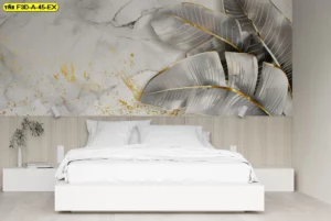 วอลเปเปอร์ภาพใบไม้ใหญ่โทนเทาทอง ออกแบบในสไตล์โมเดิร์นบนผนังหัวเตียงห้องนอน ช่วยสร้างจุดนำสายตาให้ห้องดูโปร่งกว้าง พร้อมรายละเอียดพื้นผิวเสริมความหรูหราแก่พื้นที่อย่างลงตัว