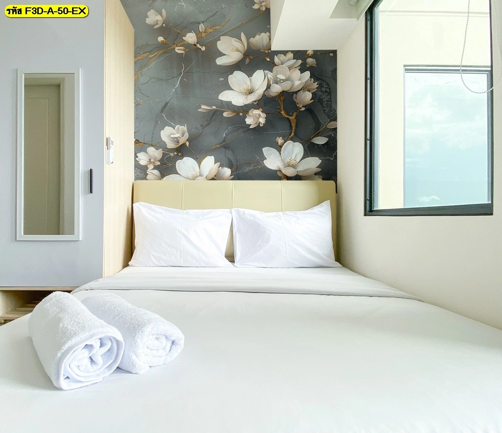 วอลเปเปอร์ดอกไม้โทนเทาน้ำตาล สำหรับหัวเตียงห้องนอนโรงแรมหรือคอนโด ชูจุดขายห้องพักโมเดิร์นด้วยลายดอกไม้ทันสมัย เน้นความเรียบง่าย โปร่ง สะอาด แต่ดูอบอุ่น