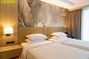 วอลเปเปอร์ภาพศิลปะหรูโทนสว่าง สีขาวทอง ติดหัวเตียงห้องนอนสไตล์โมเดิร์น ดีไซน์เน้นเส้นสายคลีนและแสงธรรมชาติ ช่วยขับให้ห้องนอนดูหรูหราและผ่อนคลาย เหมาะกับบ้านและโรงแรมที่ต้องการจุดเด่นบนผนัง