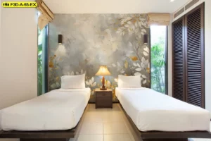 วอลเปเปอร์ลายใบไม้ดอกไม้สีทอง-เทาบนผนังห้องนอนคู่ ช่วยให้บรรยากาศห้องพักโรงแรมหรือรีสอร์ทดูโมเดิร์น สดชื่น สะอาดตา และเชื่อมโยงธรรมชาติสวยงามเข้ากับพื้นที่ภายใน