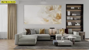 วอลเปเปอร์ดอกไม้โทนทองครีมขนาดใหญ่กรอบสี่เหลี่ยมเหนือโซฟาเข้ามุมสีเทาในห้องรับแขกสไตล์โมเดิร์น เรียบหรู โปร่งสว่าง เหมาะกับเจ้าของบ้านและคอนโดที่ต้องการผนังจุดโฟกัสโทนอุ่นทันสมัย