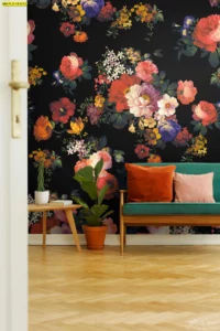 ดีไซน์ห้องนั่งเล่นที่เลือกใช้วอลเปเปอร์ลายดอกกุหลาบสีสดใสบนพื้นหลังสีดำตัดกับโซฟาสีเขียวมรกตสะท้อนรสนิยมที่ทันสมัยและหรูหรา