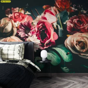 วอลเปเปอร์ห้องนอนลายดอกไม้ ภาพโคลสอัปดอกกุหลาบและดอกไม้สีชมพูแดงบนพื้นหลังเขียวเข้ม ติดเต็มผนังหัวเตียงโฮมสเตย์คู่กับชุดเครื่องนอนโทนดำเทา ช่วยให้ห้องพักดูเท่และโรแมนติกพร้อมเป็นมุมถ่ายรูปยอดนิยม