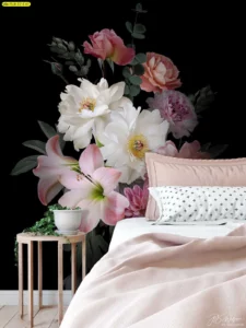 วอลเปเปอร์ช่อดอกลิลลี่และดอกโบตั๋นสีขาวชมพูบนพื้นหลังดำ ติดในห้องนอนโทนพาสเทลของโฮมสเตย์ ให้ภาพรวมดูอ่อนหวานและมีมิติ