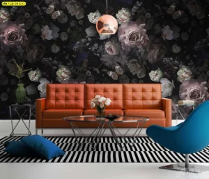 วอลเปเปอร์ลายดอกกุหลาบโทนเข้มพื้นดำ ติดหลังโซฟาหนังส้มในมุมรับรอง สำหรับนักออกแบบภายในที่ต้องการผนังซิกเนเจอร์คุมโทนโปรเจกต์ให้โดดเด่น