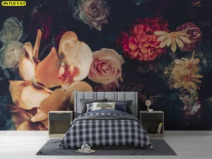 วอลเปเปอร์ภาพถ่ายดอกไม้โทนส้มทองและชมพูบนพื้นหลังน้ำเงินเข้ม ติดเต็มผนังหัวเตียงห้องพักรายวัน สร้างมู้ดเท่ลึกและโรแมนติก