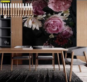 แต่งห้องทานอาหารด้วยวอลเปเปอร์ลายดอกไม้สีชมพูหวานท่ามกลางพื้นหลังสีเข้มช่วยเสริมให้โต๊ะอาหารไม้ดูโดดเด่นและพรีเมียมมากขึ้น