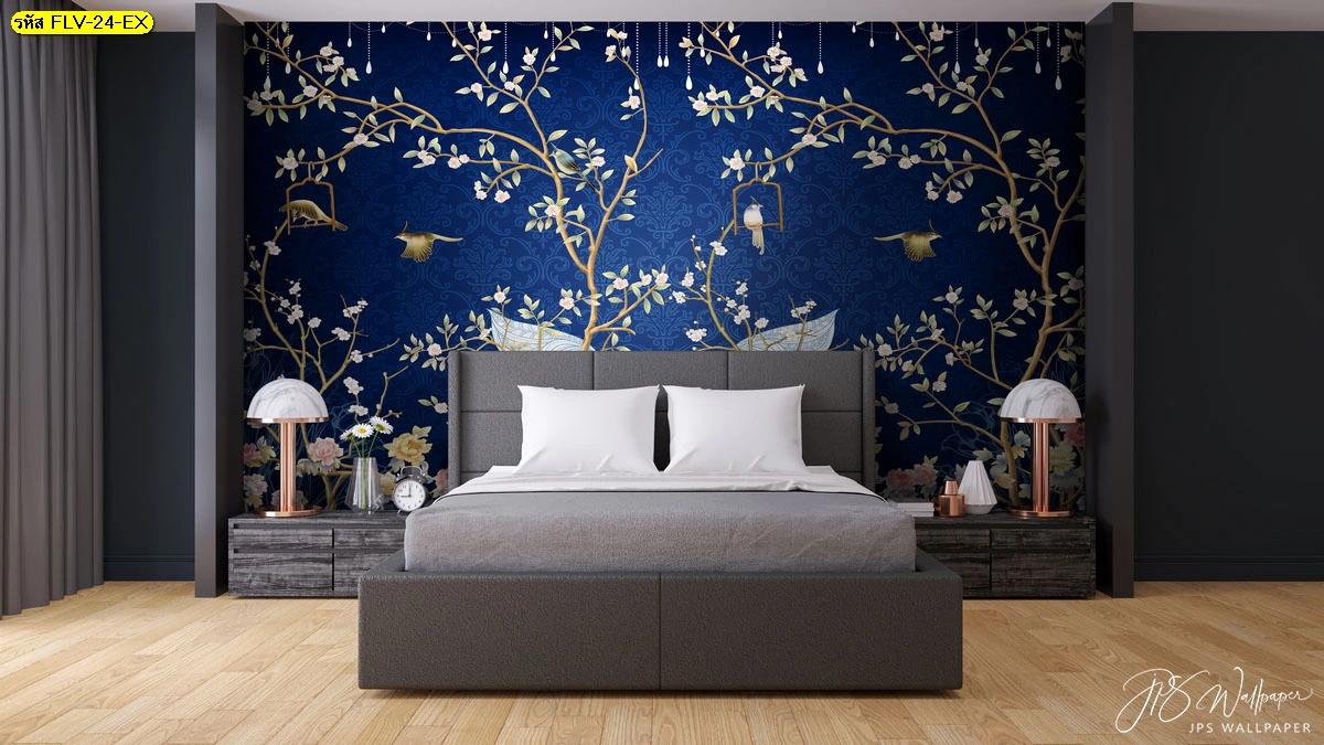 วอลเปเปอร์ภาพวาดดอกไม้หรูโทนสีน้ำเงินเข้มลายกิ่งไม้สีทองและนกสวยงามช่วยเพิ่มความหรูหราทันสมัยให้กับห้องนอนระดับพรีเมียม