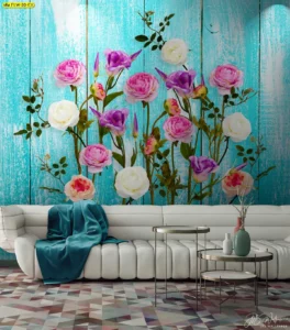 วอลเปเปอร์ลายไม้สีฟ้าเทอร์ควอยซ์ตกแต่งด้วยดอกกุหลาบสีชมพูและม่วงหลากหลายเฉดสี เพิ่มความสดใสให้ห้องนั่งเล่นสไตล์วินเทจโมเดิร์น