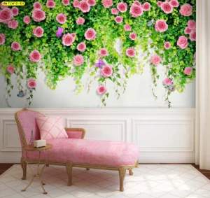 วอลเปเปอร์ลายกำแพงใบไม้เลื้อยสีเขียวสดแซมด้วยดอกกุหลาบสีชมพูห้อยระย้าลงมา สร้างบรรยากาศสวนแนวตั้งที่ร่มรื่นภายในบ้านโดยไม่ต้องดูแล