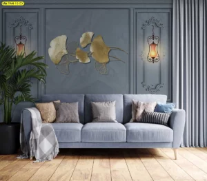 วอลเปเปอร์คลาสสิกโทนเข้มพร้อมลายศิลปะยุโรป ช่วยเพิ่มมิติและความสง่างามให้พื้นที่รับแขก