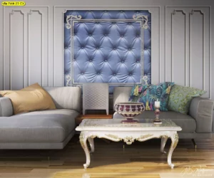 การตกแต่งผนังห้องนั่งเล่นด้วยวอลเปเปอร์ลายบุหนังสีน้ำเงินเมทัลลิกในกรอบหลุยส์สีเงินเข้าชุดกับโซฟาสไตล์ร่วมสมัยดูทันสมัยและโฉบเฉี่ยว