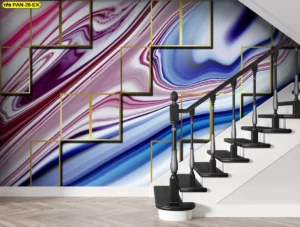 วอลเปเปอร์ติดโถงบันไดลายหินอ่อนแฟนตาซีสีม่วงน้ำเงินตัดเส้นกรอบทองช่วยให้ทางขึ้นบ้านดูโดดเด่นและมีมิติ