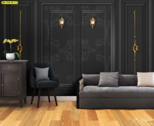 ตกแต่งผนังห้องรับแขกด้วยวอลเปเปอร์ลายกรุผนังสีดำสไตล์คลาสสิกประดับโคมไฟกิ่งทองเหลือง ให้บรรยากาศเรียบหรูและมีความเป็นส่วนตัว