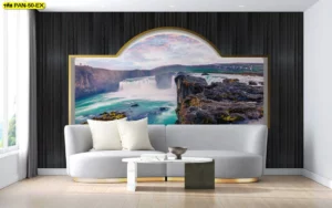 วอลเปเปอร์ฮวงจุ้ยภาพภูเขาและน้ำตกขนาดใหญ่ผ่านกรอบดีไซน์โค้งมนสีทอง ตัดกับผนังลายไม้สีเข้ม ช่วยเรียกทรัพย์และเสริมบารมีตามหลักฮวงจุ้ยห้องรับแขก