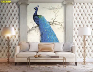 วอลเปเปอร์ลายบุหนังสีครีมตกแต่งคู่กับภาพวาดนกยูงสีน้ำเงินเกาะกิ่งไม้ระหว่างเสาโรมันช่วยเสริมฮวงจุ้ยและความสง่างามให้กับห้องรับแขก