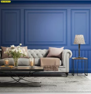วอลเปเปอร์กรุผนังลายเรียบคลาสสิกสีน้ำเงินเข้ม เสริมลุคห้องนั่งเล่นให้ดูสุขุมนุ่มลึก เพิ่มมิติให้ผนังด้วยลายเส้นกรอบรูปเสมือนจริง