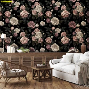 วอลเปเปอร์ลายดอกกุหลาบขนาดกลางกระจายเต็มผนังโทนดำชมพูหม่น ติดคู่เฟอร์นิเจอร์ไม้และโซฟาขาว สร้างมุมพักผ่อนสไตล์วินเทจ