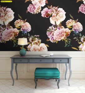 วอลเปเปอร์ลายดอกกุหลาบช่อใหญ่โทนชมพู ม่วง และครีมบนพื้นดำ ติดหลังโต๊ะทำงานสีเทาในสตูดิโอออกแบบ สร้างบรรยากาศโรแมนติกโมเดิร์น