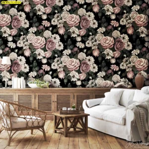 วอลเปเปอร์ลายดอกกุหลาบและดอกไม้อื่นโทนชมพูครีมบนพื้นดำ ติดคู่ตู้ไม้และโซฟาผ้าสีขาว ช่วยให้ห้องดูอบอุ่นและมีกลิ่นอายศิลปะ