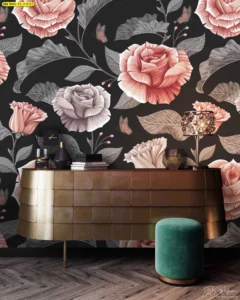 วอลเปเปอร์ลายดอกกุหลาบโทนดำชมพูหม่น ติดหลังโต๊ะเหล็กสีน้ำตาลทองและเก้าอี้กำมะหยี่สีเขียว สร้างบรรยากาศหรูมีมิติ