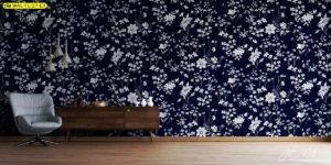 ลวดลายวอลเปเปอร์ดอกไม้ป่าเส้นสีขาวบนพื้นหลังสีกรมท่า ให้ความรู้สึกคลาสสิกผสมความมินิมอล เหมาะกับการตกแต่งบ้านที่เน้นความเรียบง่าย