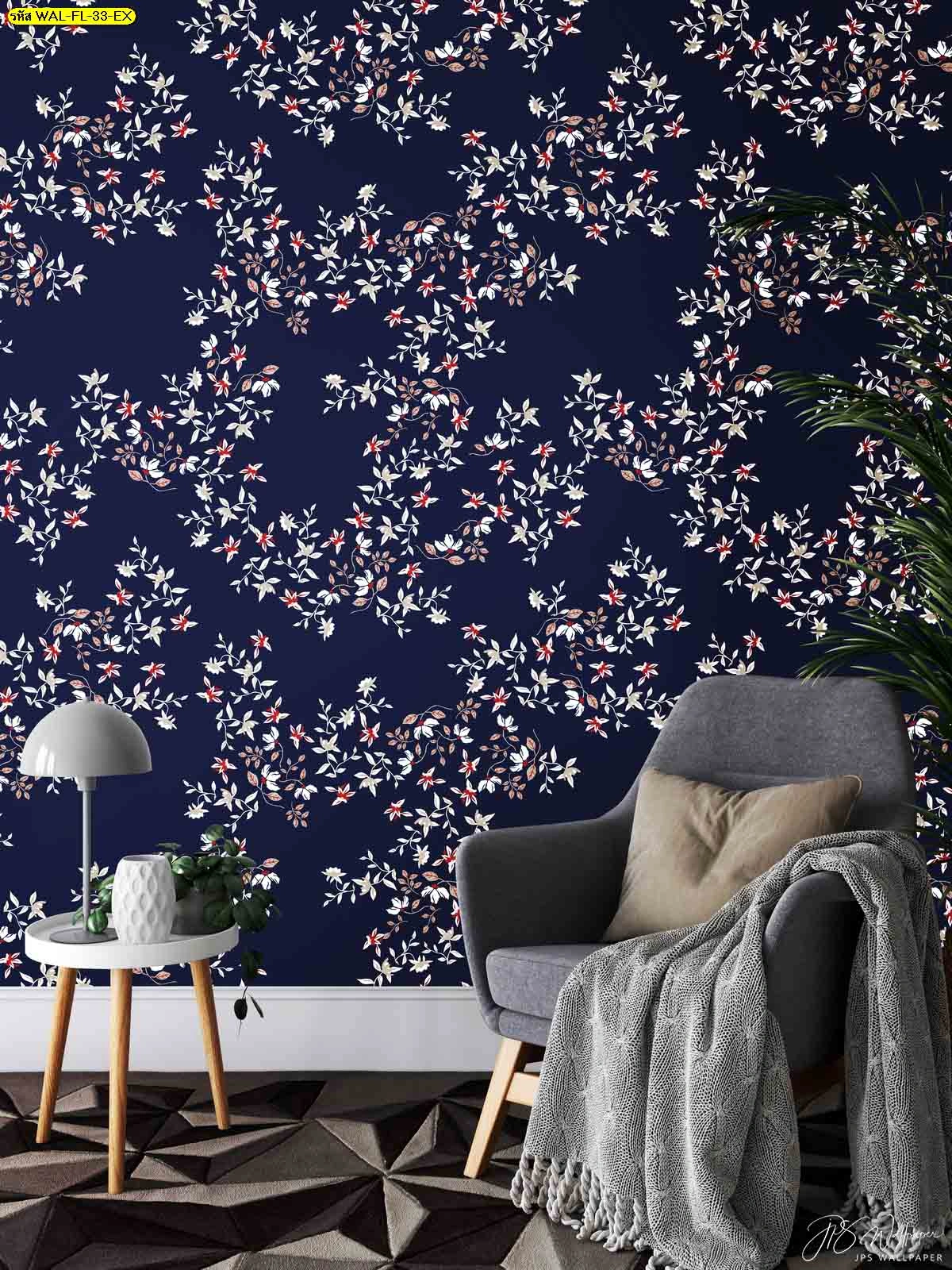 วอลเปเปอร์ลายดอกไม้ดอกเล็กกระจายตัวสวยงามบนพื้นหลังสีกรมท่า เหมาะสำหรับตกแต่งมุมพักผ่อนหรือห้องอ่านหนังสือให้ดูสงบและทันสมัย