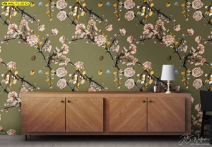 วอลเปเปอร์ติดผนังลายดอกไม้กิ่งเล็กสีส้มพีชบนพื้นหลังสีเขียวมะกอก ช่วยเพิ่มความสดชื่นและผ่อนคลายให้กับห้องนั่งเล่นสไตล์ธรรมชาติ