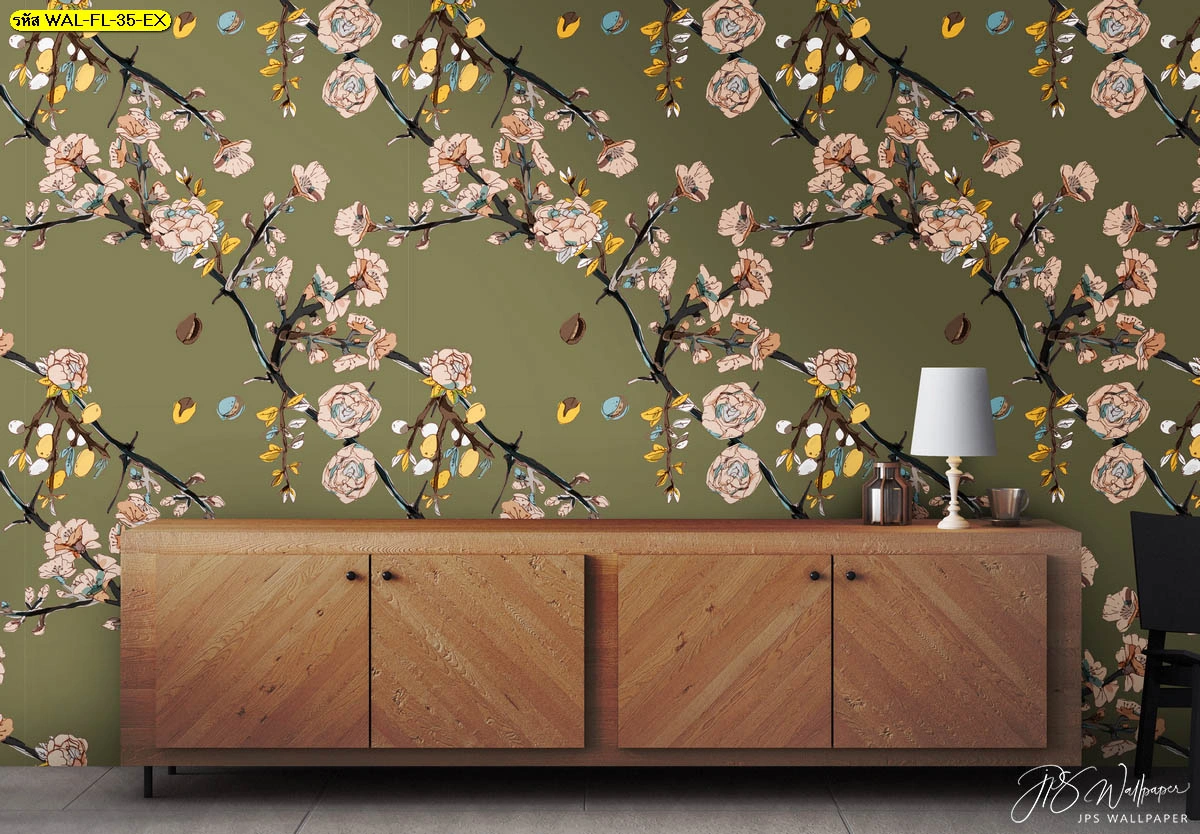 วอลเปเปอร์ติดผนังลายดอกไม้กิ่งเล็กสีส้มพีชบนพื้นหลังสีเขียวมะกอก ช่วยเพิ่มความสดชื่นและผ่อนคลายให้กับห้องนั่งเล่นสไตล์ธรรมชาติ