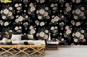 วอลเปเปอร์ลายดอกกุหลาบพื้นดำ กระจายเต็มผนังด้านหลังโซฟาสีครีมและโต๊ะกลางไม้ สร้างมุมพักผ่อนสไตล์วินเทจสำหรับห้องนั่งเล่น