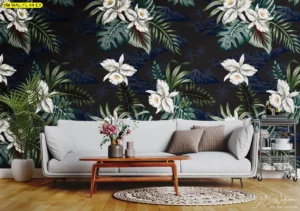 วอลเปเปอร์ลายดอกไม้ทรอปิคอล ผสมใบไม้และดอกไม้ขาวอย่างมีศิลปะ ช่วยเพิ่มความหรูแบบรีสอร์ทโมเดิร์น เหมาะกับบ้านสไตล์ธรรมชาติหรือห้องรับรอง