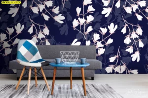 ภาพติดผนังลายดอกแมกโนเลียสีขาวเส้นสายอ่อนช้อยบนพื้นหลังสีน้ำเงินเข้ม สร้างจุดเด่นให้ห้องรับแขกดูหรูหราและมีระดับแบบโมเดิร์น