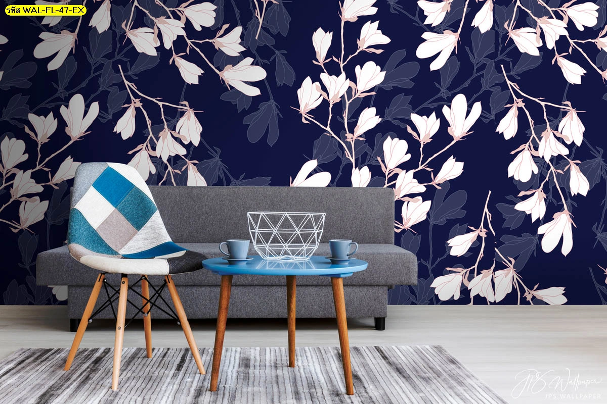 ภาพติดผนังลายดอกแมกโนเลียสีขาวเส้นสายอ่อนช้อยบนพื้นหลังสีน้ำเงินเข้ม สร้างจุดเด่นให้ห้องรับแขกดูหรูหราและมีระดับแบบโมเดิร์น