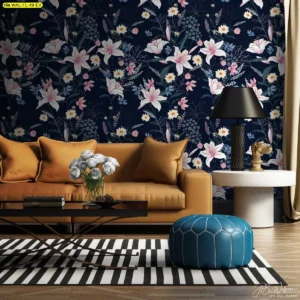 วอลเปเปอร์ลายดอกลิลลี่และพฤกษานานาพันธุ์บนพื้นหลังสีเข้ม ดีไซน์สวยงามสมจริงช่วยเปลี่ยนบรรยากาศภายในบ้านให้อบอุ่นและน่าค้นหา