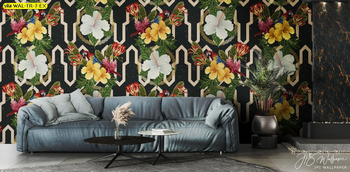 วอลเปเปอร์ลายดอกไม้ทรอปิคอล โทนเข้มลายดอกชบาและนกสีสด ช่วยเพิ่มบรรยากาศหรูหราโดดเด่นให้ห้องนั่งเล่น พร้อมดีไซน์ซ้ำลายอย่างมีจังหวะสวยงาม